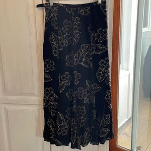 Ladies silk flowy skirt by Dans Buchman, size 12